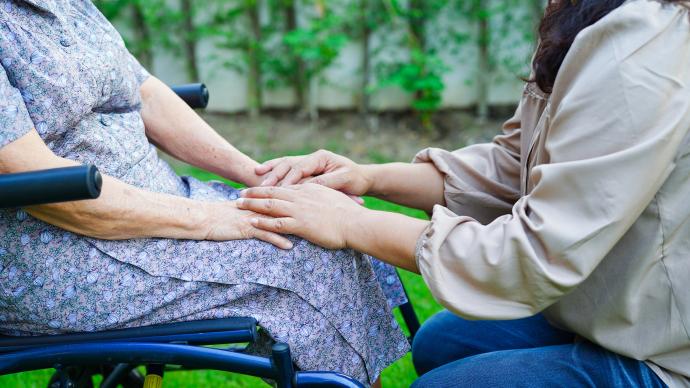 Менопауза и риск инсульта: U-образная связь