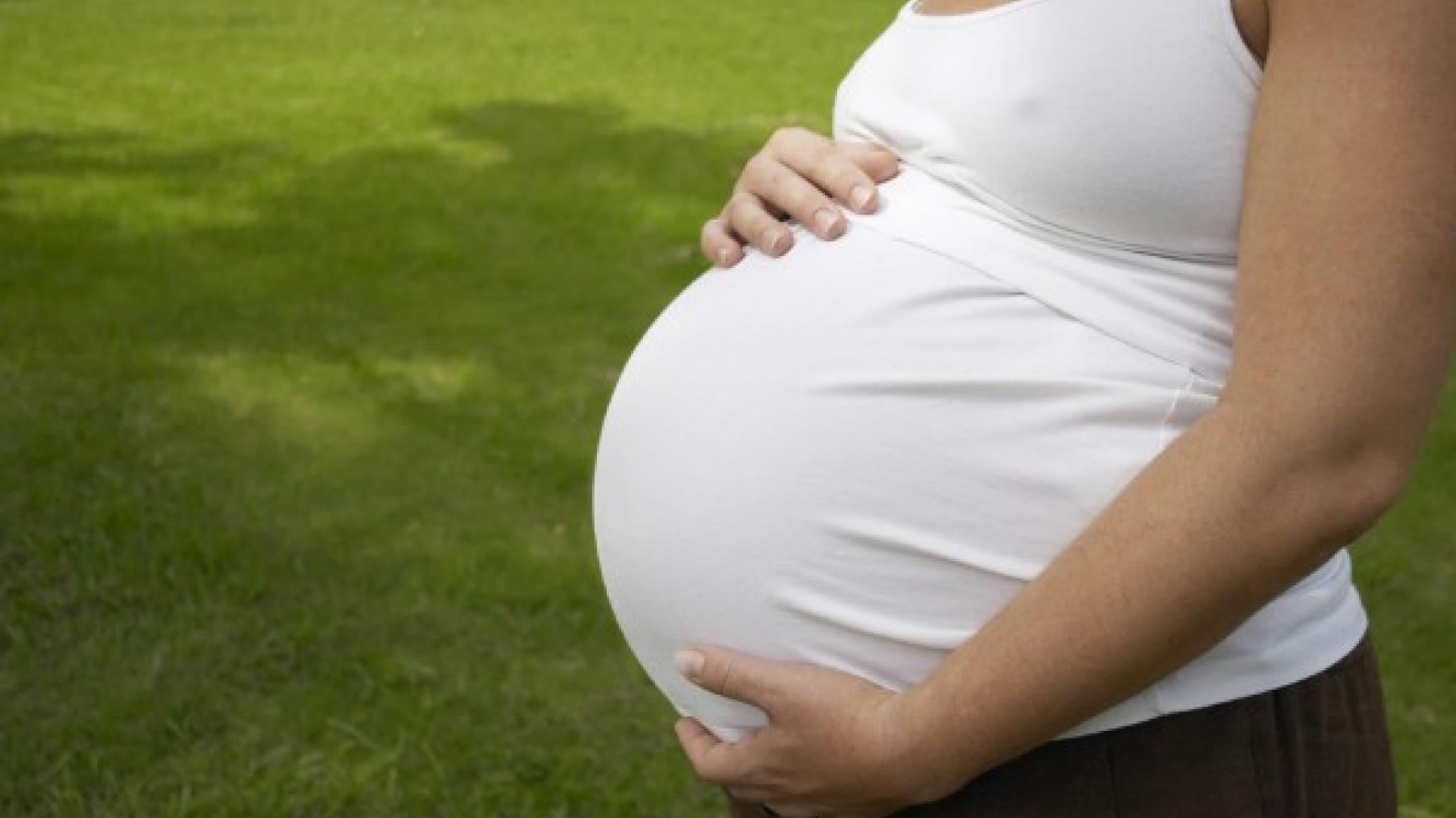 Беременных женщин 60. Животы беременных женщин. Беременные девушки. Большие животы беременных.