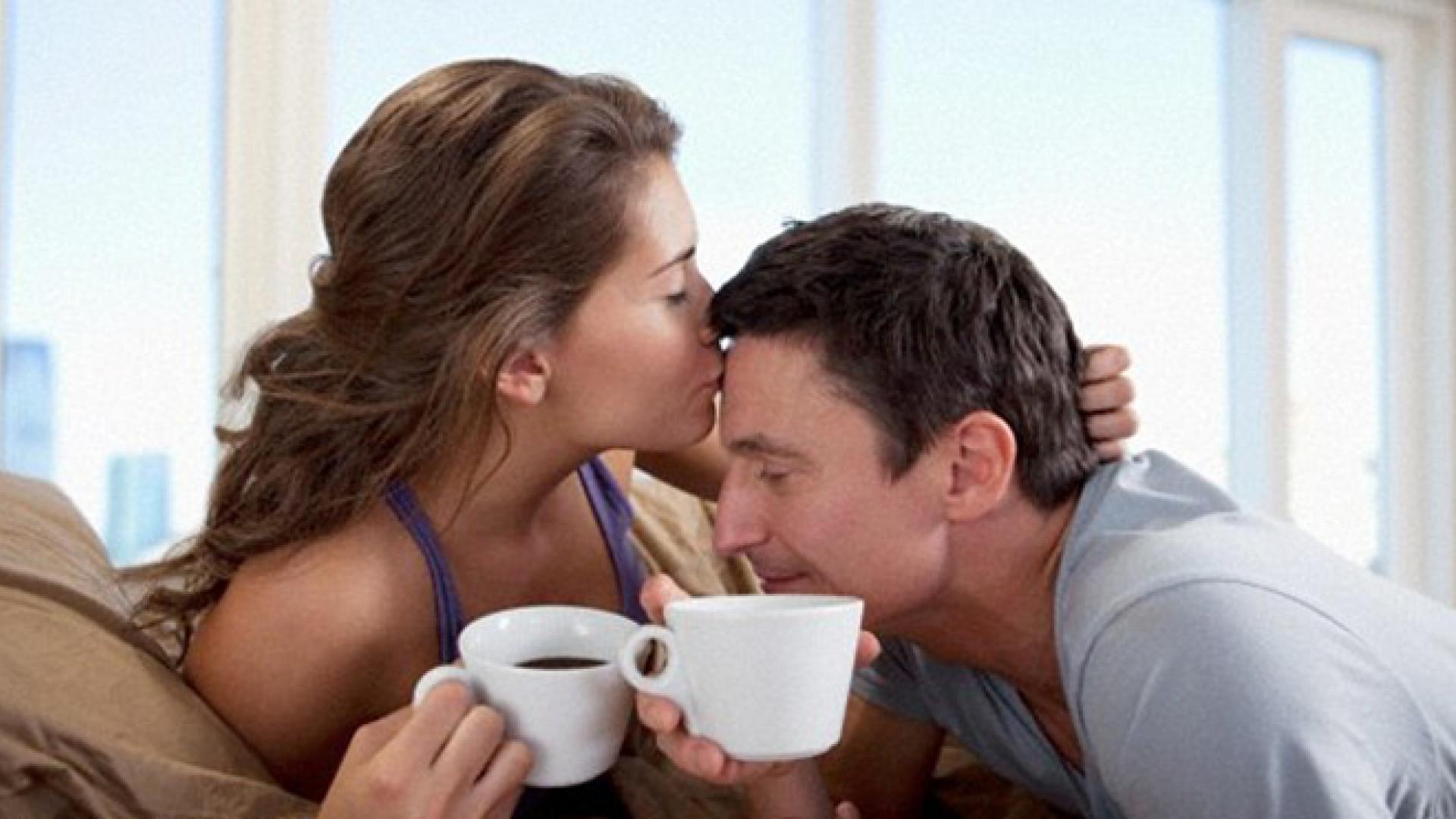 Мужчина и женщина и кофе фото