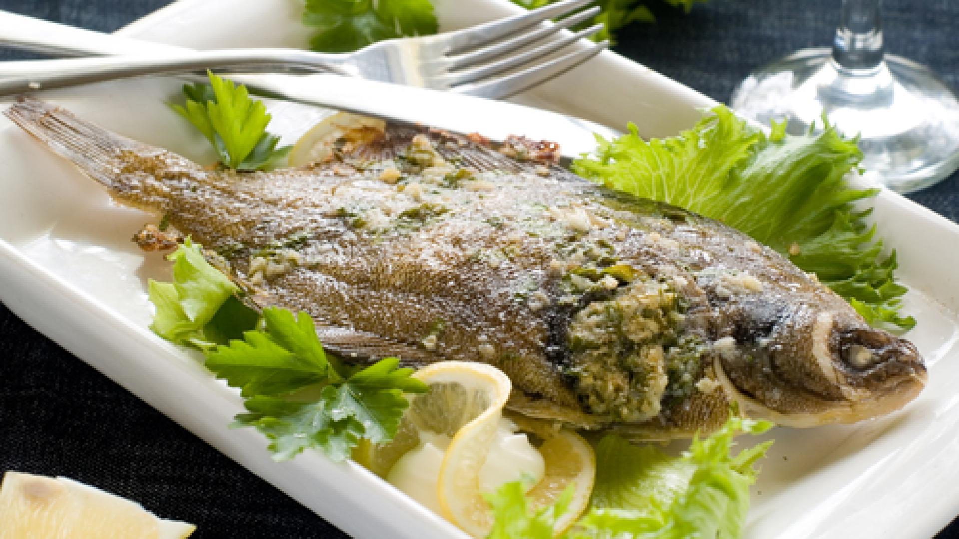 Блюда из рыбы в столовой. Baked Fish. С чем употребляют рыбу.. Fish in the Oven. С чем едят рыбу.
