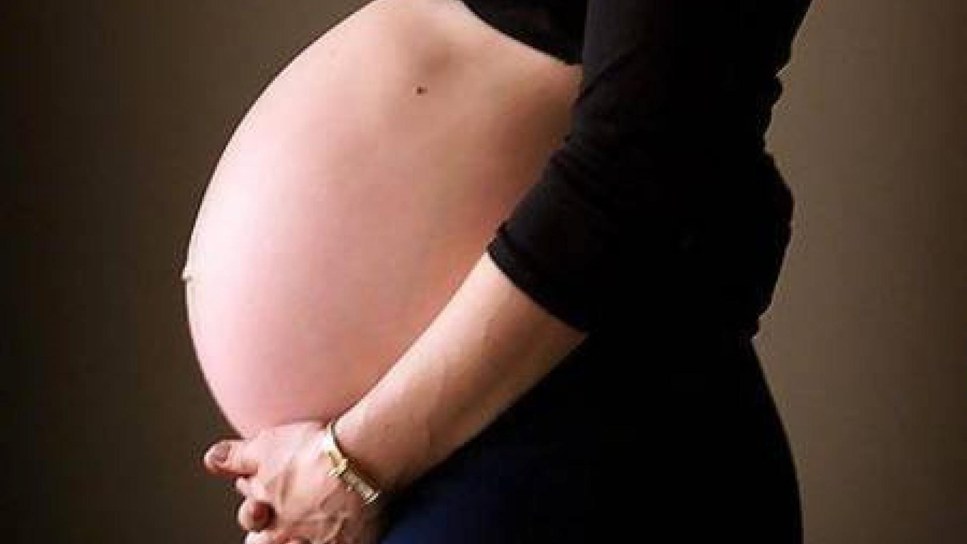 Асцит у плода. Ножка в животе беременной. Ножка ребенка в животе беременной женщины.